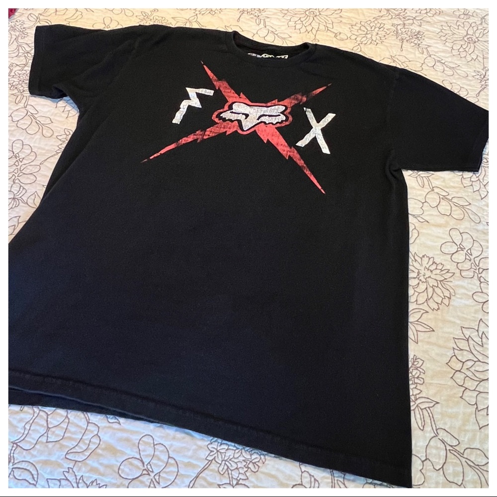 A/ Men’s Fox short sleeve graphic T-shirt. Size Large.